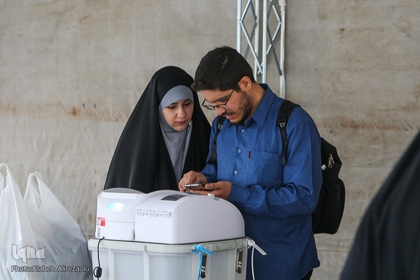 حال و هوای نمایشگاه کتاب در روز انتخابات