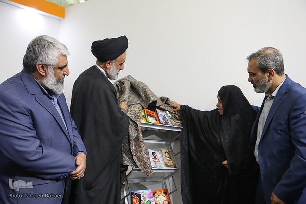 آیین رونمایی از کتاب «دختر قالیباف»