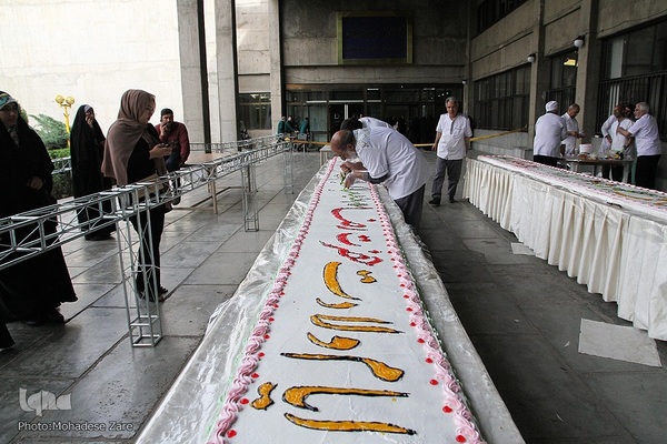 توزیع کیک ویژه دهه کرامت در دانشگاه فردوسی