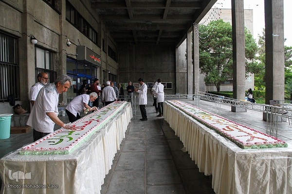 توزیع کیک ویژه دهه کرامت در دانشگاه فردوسی