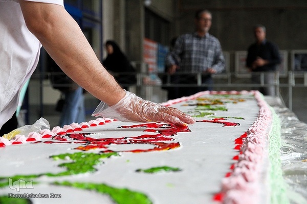 توزیع کیک ویژه دهه کرامت در دانشگاه فردوسی