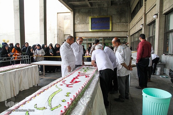 توزیع کیک ویژه دهه کرامت در دانشگاه فردوسی