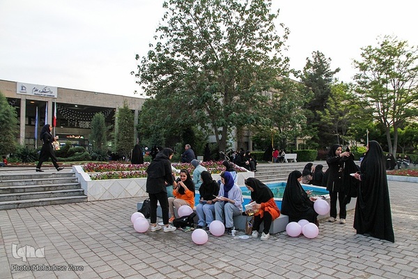 توزیع کیک ویژه دهه کرامت در دانشگاه فردوسی