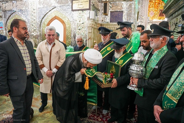 آیین غبارروبی حرم مطهر حضرت احمدبن موسی الکاظم علیهماالسلام، با حضور خانواده‌های مکرم شهدا