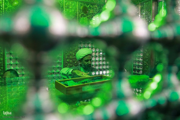 آیین غبارروبی حرم مطهر حضرت احمدبن موسی الکاظم علیهماالسلام، با حضور خانواده‌های مکرم شهدا