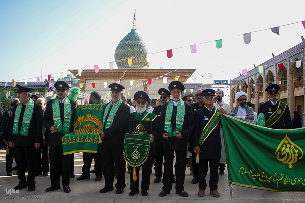 آیین غبارروبی حرم مطهر حضرت احمدبن موسی الکاظم علیهماالسلام، با حضور خانواده‌های مکرم شهدا