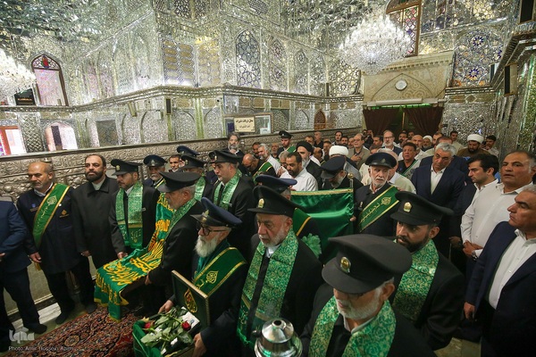 آیین غبارروبی حرم مطهر حضرت احمدبن موسی الکاظم علیهماالسلام، با حضور خانواده‌های مکرم شهدا