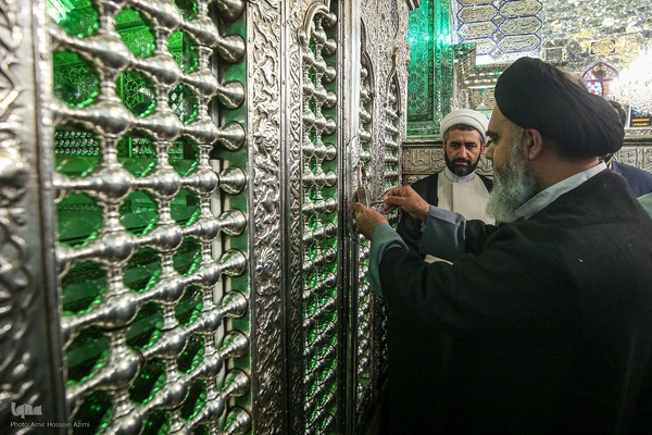 آیین غبارروبی حرم مطهر حضرت احمدبن موسی الکاظم علیهماالسلام، با حضور خانواده‌های مکرم شهدا