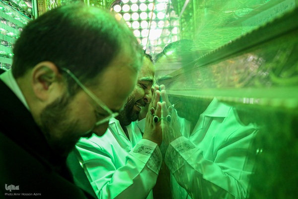 آیین غبارروبی حرم مطهر حضرت احمدبن موسی الکاظم علیهماالسلام، با حضور خانواده‌های مکرم شهدا