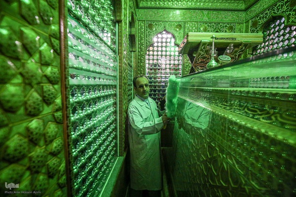 آیین غبارروبی حرم مطهر حضرت احمدبن موسی الکاظم علیهماالسلام، با حضور خانواده‌های مکرم شهدا