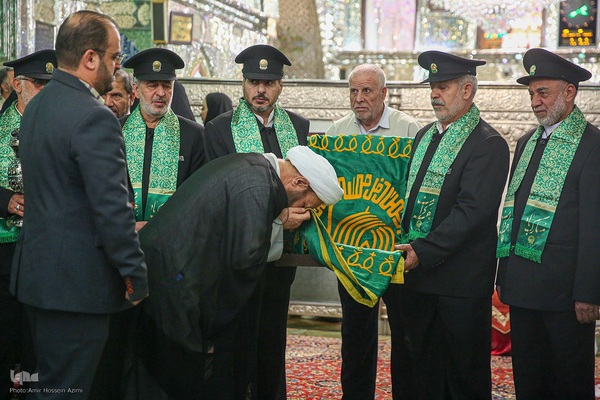 آیین غبارروبی حرم مطهر حضرت احمدبن موسی الکاظم علیهماالسلام، با حضور خانواده‌های مکرم شهدا