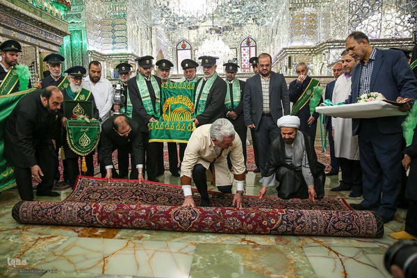 آیین غبارروبی حرم مطهر حضرت احمدبن موسی الکاظم علیهماالسلام، با حضور خانواده‌های مکرم شهدا