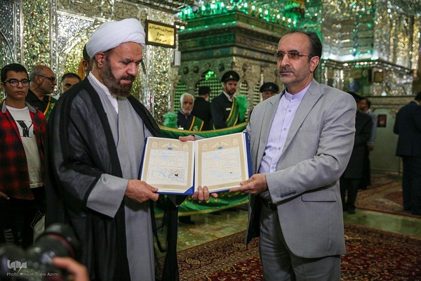 آیین غبارروبی حرم مطهر حضرت احمدبن موسی الکاظم علیهماالسلام، با حضور خانواده‌های مکرم شهدا