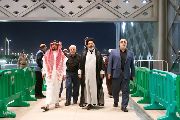 بدرقه زایران کشورمان از مدینه به مکه با قطار سریع السیر