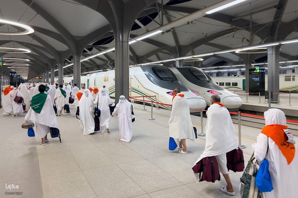 بدرقه زایران کشورمان از مدینه به مکه با قطار سریع السیر