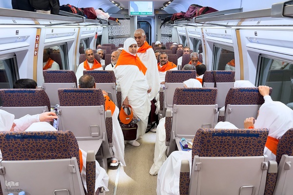 بدرقه زایران کشورمان از مدینه به مکه با قطار سریع السیر