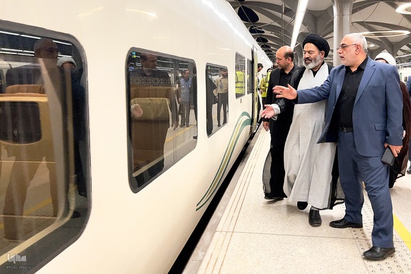 بدرقه زایران کشورمان از مدینه به مکه با قطار سریع السیر