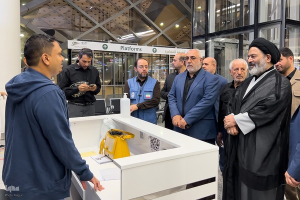 بدرقه زایران کشورمان از مدینه به مکه با قطار سریع السیر