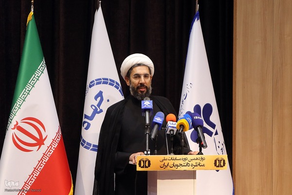 مصطفی رستمی رئیس نهاد نمایندگی ولی‌فقیه در دانشگاه‌ها در افتتاحیه مسابقات ملی مناظره دانشجویان