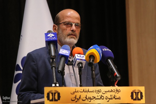 حسن مسلمی‌نائینی، رئیس جهاددانشگاهی در افتتاحیه مسابقات ملی مناظره دانشجویان