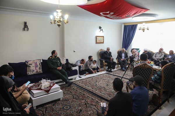دیدار جامعه قرآنی با خانواده شهید اسماعیل احمدی