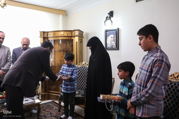 دیدار جامعه قرآنی با خانواده شهید اسماعیل احمدی