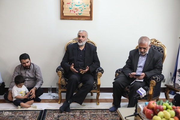 دیدار جامعه قرآنی با خانواده شهید اسماعیل احمدی