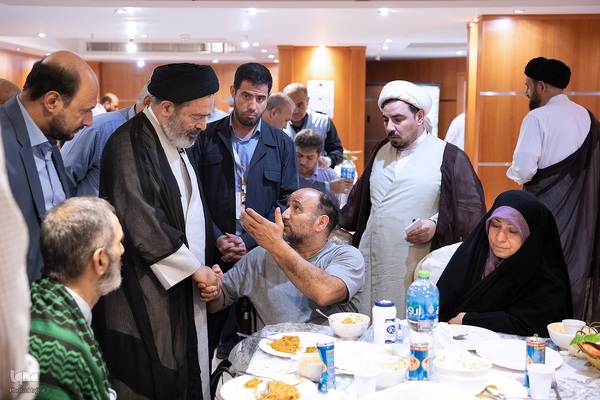 دیدار صمیمی سرپرست حجاج ایرانی با زائران کشورمان در مکه مکرمه