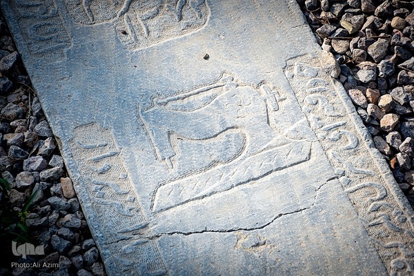 تخت فولاد؛ سرزمین نماد‌ها و نشانه‌ها