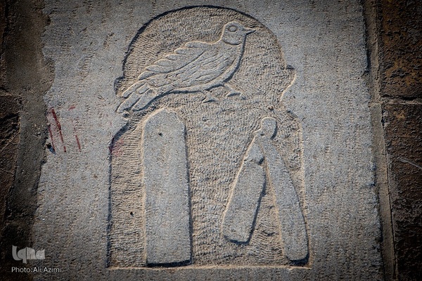 تخت فولاد؛ سرزمین نماد‌ها و نشانه‌ها