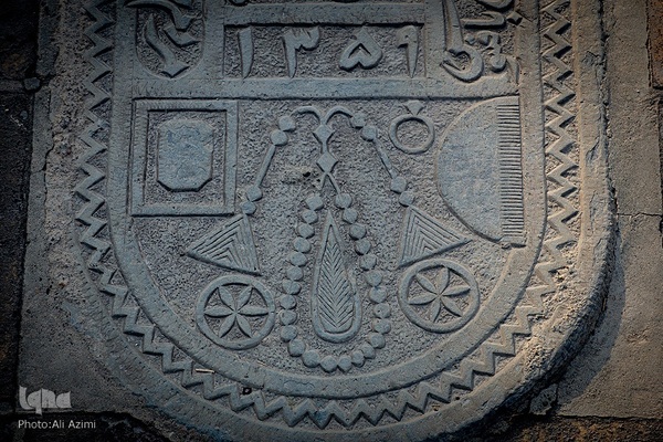 تخت فولاد؛ سرزمین نماد‌ها و نشانه‌ها