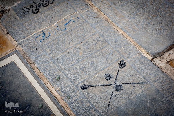 تخت فولاد؛ سرزمین نماد‌ها و نشانه‌ها