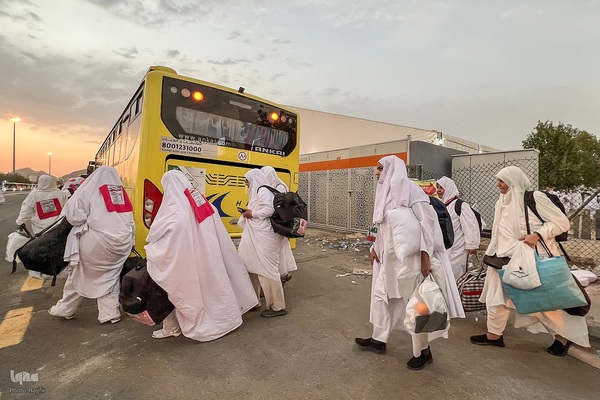 وقوف زائران بیت‌الله‌الحرام در سرزمین مشعرالحرام