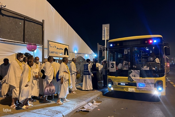 وقوف زائران بیت‌الله‌الحرام در سرزمین مشعرالحرام