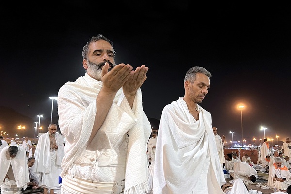 وقوف زائران بیت‌الله‌الحرام در سرزمین مشعرالحرام