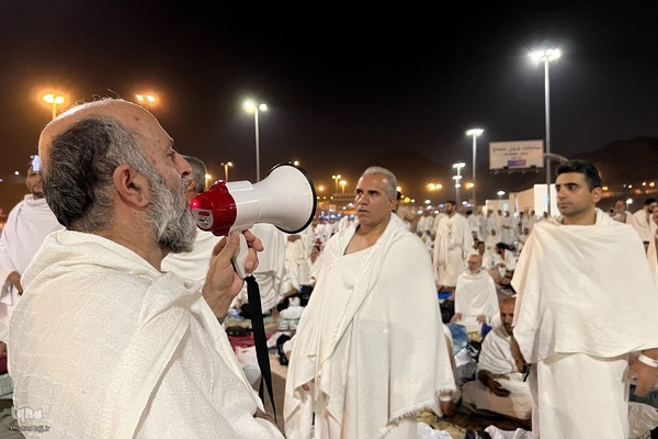 وقوف زائران بیت‌الله‌الحرام در سرزمین مشعرالحرام