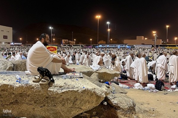 وقوف زائران بیت‌الله‌الحرام در سرزمین مشعرالحرام