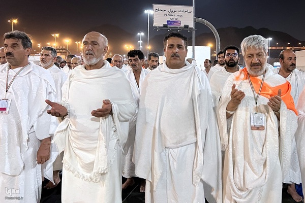وقوف زائران بیت‌الله‌الحرام در سرزمین مشعرالحرام