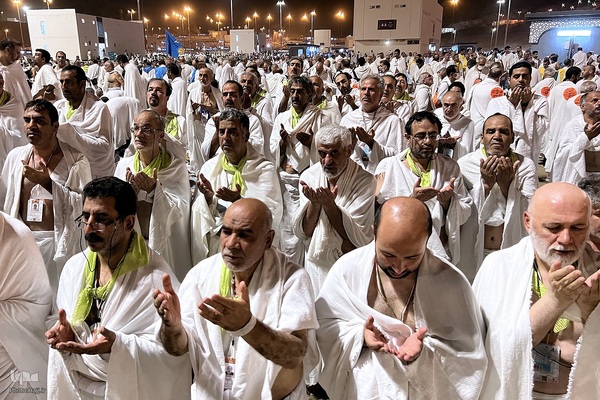 وقوف زائران بیت‌الله‌الحرام در سرزمین مشعرالحرام