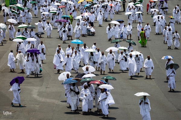 عزیمت هزاران زائر به سرزمین منا با پای پیاده