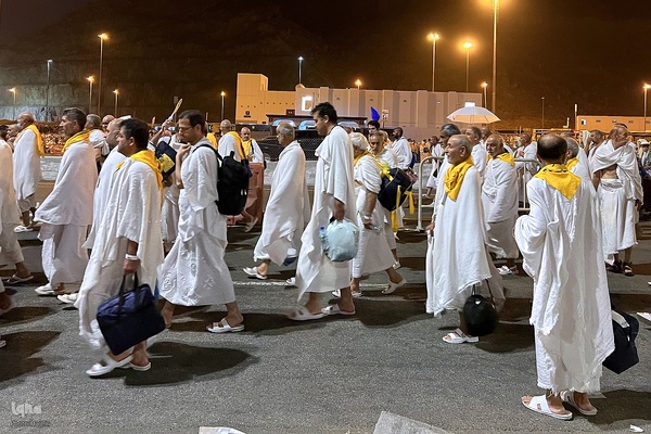 عزیمت هزاران زائر به سرزمین منا با پای پیاده