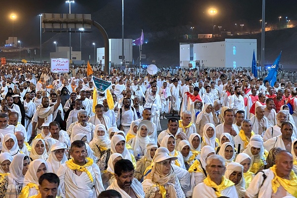 عزیمت هزاران زائر به سرزمین منا با پای پیاده