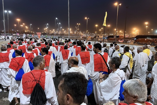 عزیمت هزاران زائر به سرزمین منا با پای پیاده