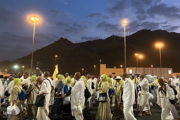 عزیمت هزاران زائر به سرزمین منا با پای پیاده