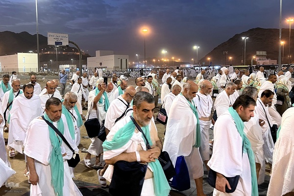 عزیمت هزاران زائر به سرزمین منا با پای پیاده