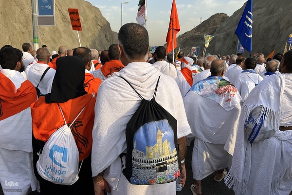 عزیمت هزاران زائر به سرزمین منا با پای پیاده