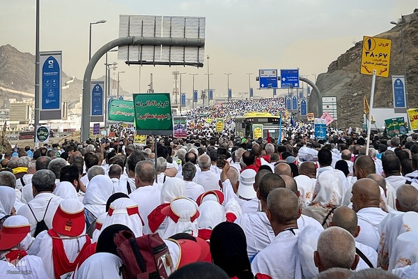 عزیمت هزاران زائر به سرزمین منا با پای پیاده