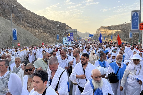 عزیمت هزاران زائر به سرزمین منا با پای پیاده
