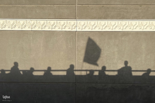 عزیمت هزاران زائر به سرزمین منا با پای پیاده