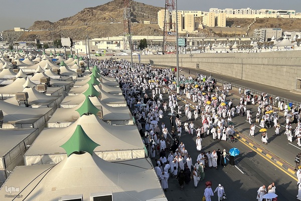 عزیمت هزاران زائر به سرزمین منا با پای پیاده